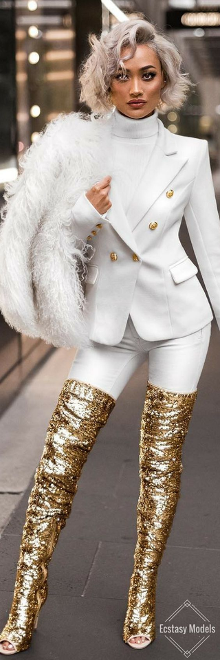 Illustration for article titled YOU ARE GOLDEN : A HOLIDAY LOOK BOOK